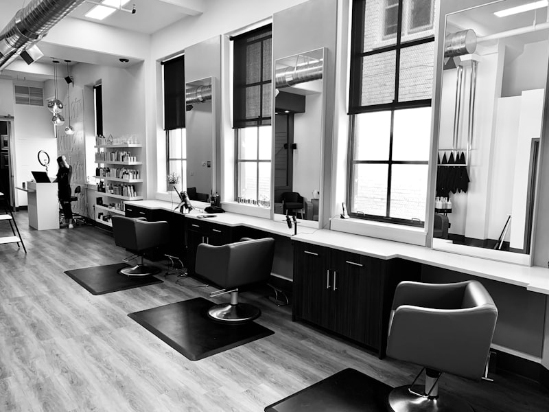 Doorstep Salon vs Local Parlour: Why Modern Women Are Choosing Home Grooming